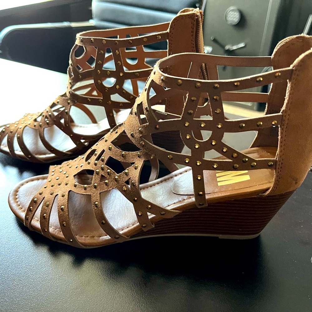 SM light brown wedges with brass embellishments